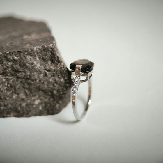 Серебряное кольцо с раухтопазом (дымчатым кварцем) 2.932ct, фианитами