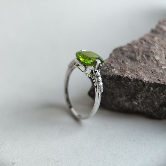 Серебряное кольцо с хризолітом
