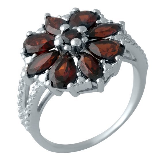 Серебряное кольцо с гранатом