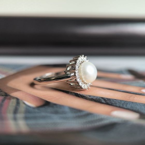 Серебряное кольцо с жемчугом, фианитами