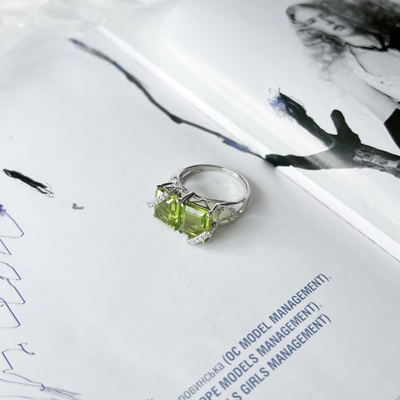 Серебряное кольцо с хризолітом 8.445ct, фианитами