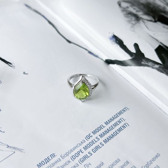 Серебряное кольцо с хризолітом 4.159ct, фианитами