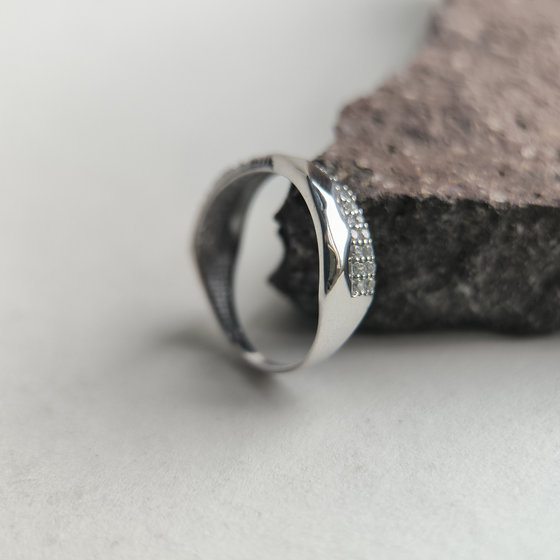 Серебряное кольцо с фианитами