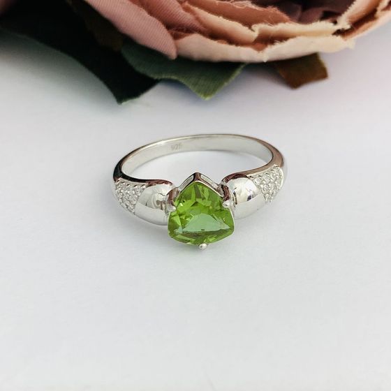 Серебряное кольцо с султанитом 1.6ct, фианитами