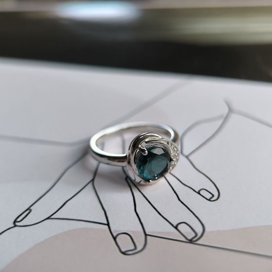 Серебряное кольцо с топазом Лондон Блю 1.091ct, фианитами