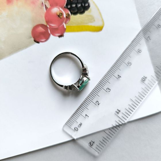 Серебряное кольцо с изумрудом 2.62ct, фианитами