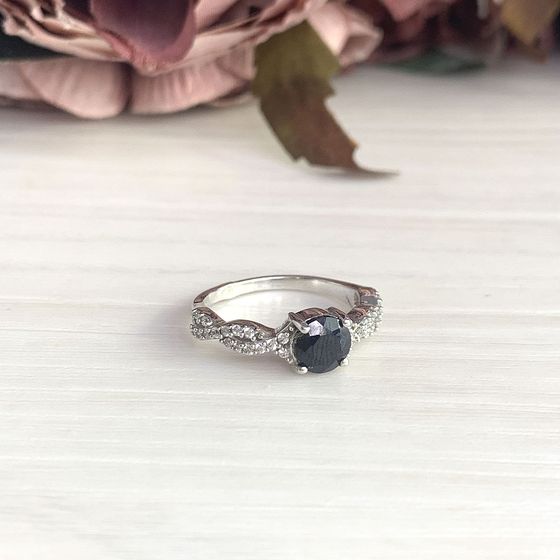 Серебряное кольцо с сапфиром