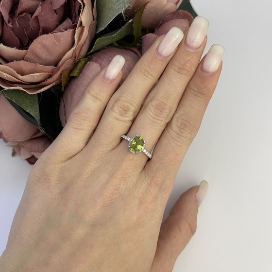 Серебряное кольцо с султанитом 2.133ct, фианитами