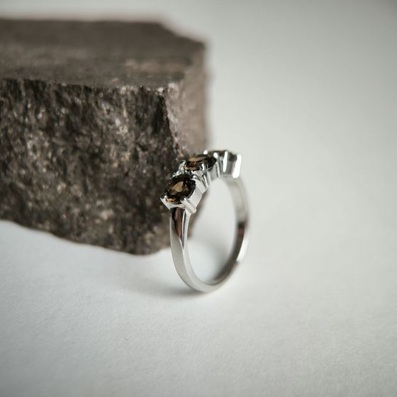 Серебряное кольцо с раухтопазом (дымчатым кварцем) 1.47ct, фианитами