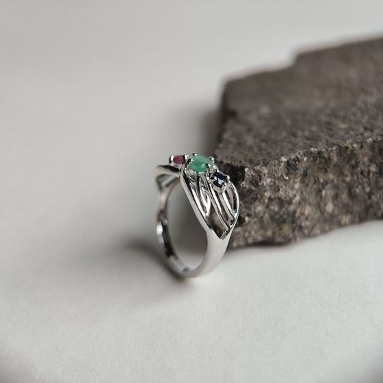 Серебряное кольцо с сапфиром 1.917ct, изумрудом, рубином