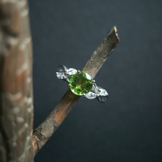 Серебряное кольцо с хризолітом 1.573ct, фианитами