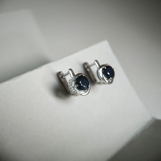 Серебряные серьги с сапфиром, фианитами