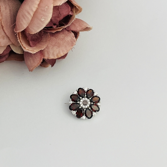 Серебряная брошка с гранатом 5.346ct