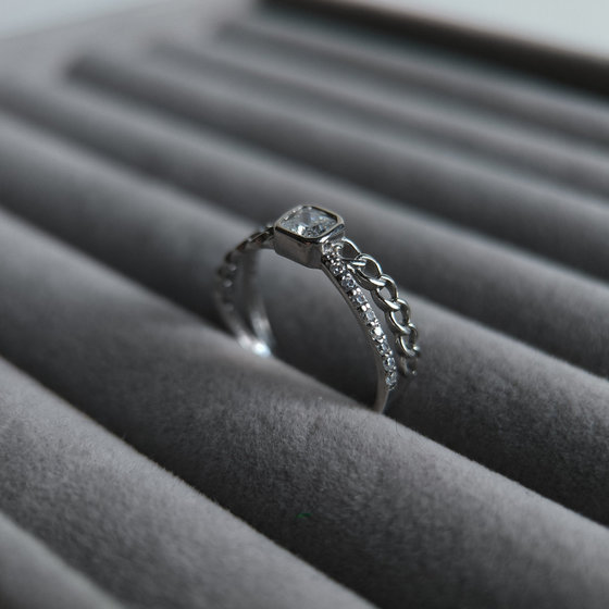 Серебряное кольцо с фианитами