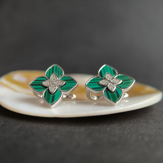 Серебряные серьги с малахитом, фианитами