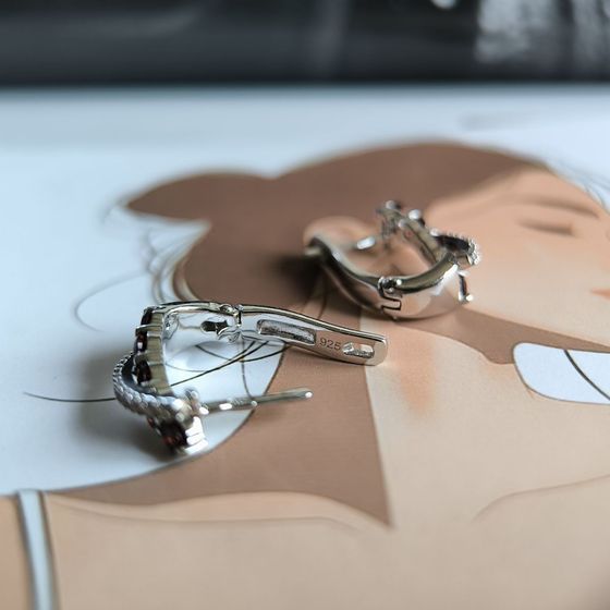 Серебряные серьги с гранатом 1.556ct, фианитами