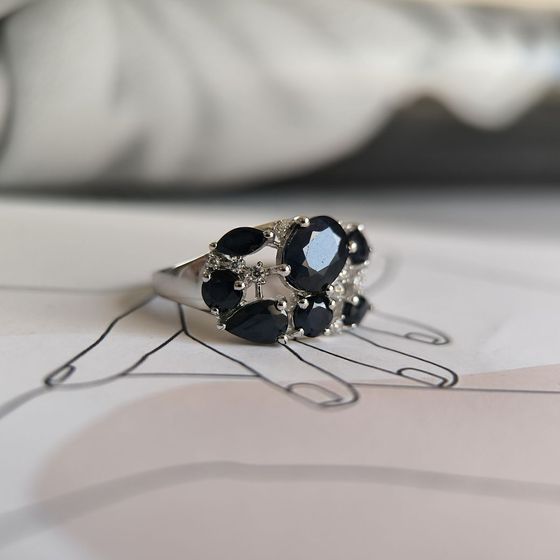 Серебряное кольцо с сапфиром 3.823ct, фианитами