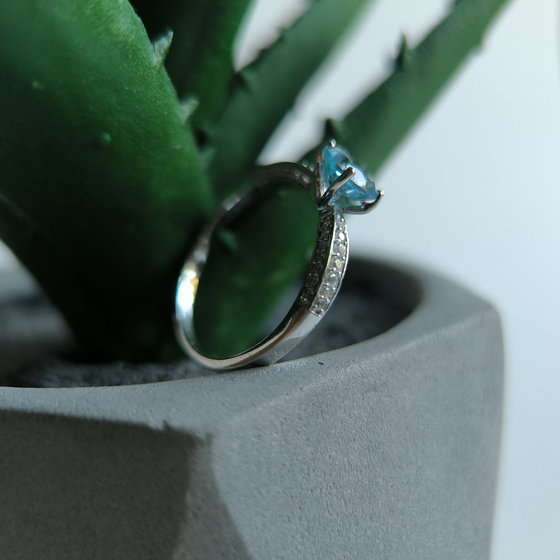 Серебряное кольцо с топазом 1.461ct, фианитами