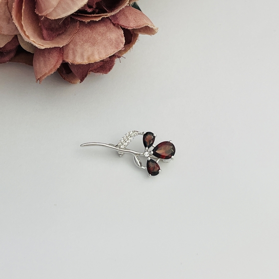 Серебряная брошка с гранатом 1.915ct