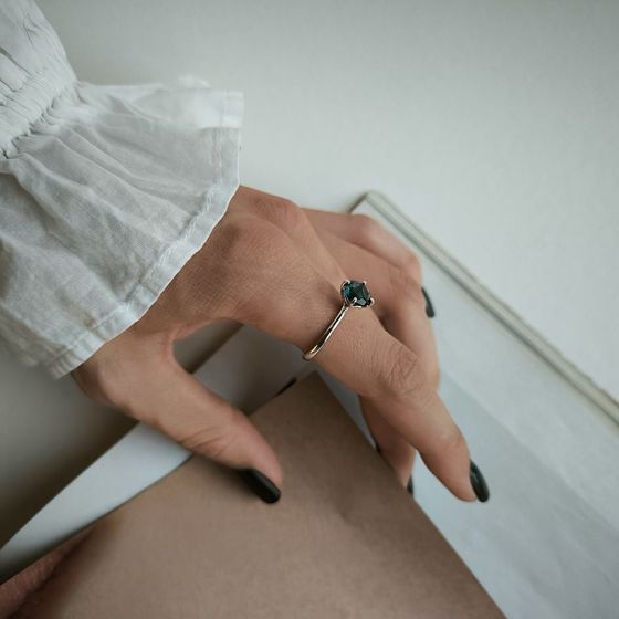 Серебряное кольцо с топазом Лондон Блю 1.558ct