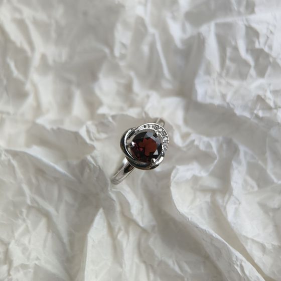 Серебряное кольцо с гранатом