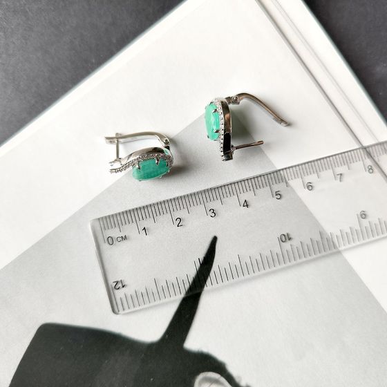 Серебряные серьги с изумрудом 6.075ct, фианитами