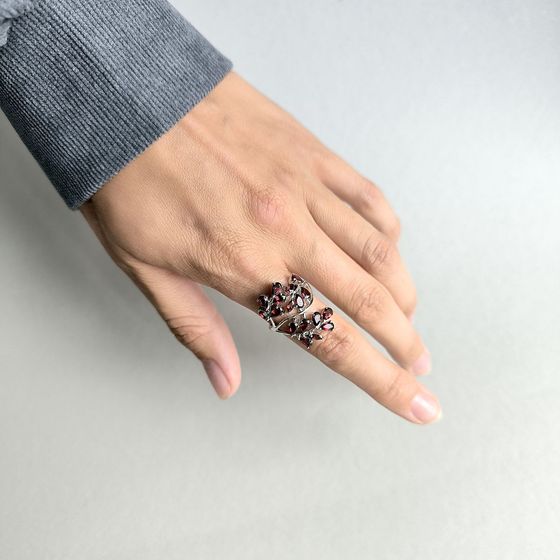 Серебряное кольцо с гранатом 4.212ct