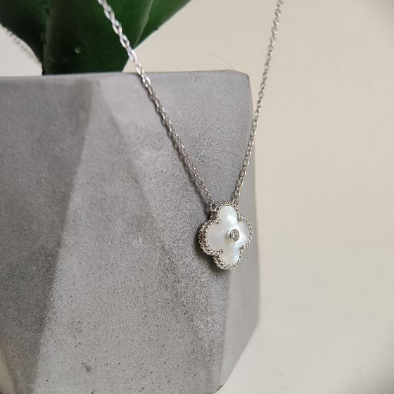 Серебряное колье с перламутром, фианитами