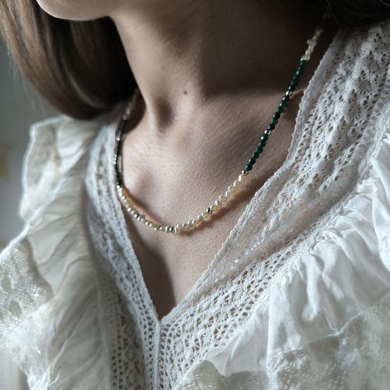 Серебряное колье с жемчугом барочным, зеленим жадеїдом