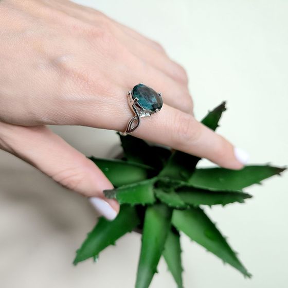 Серебряное кольцо с топазом Лондон Блю 5.043ct, фианитами