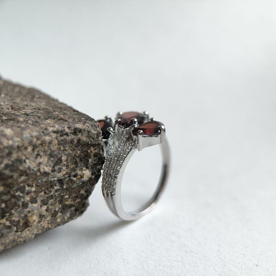 Серебряное кольцо с гранатом 4.313ct