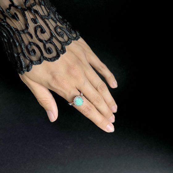 Серебряное кольцо с изумрудом 2.79ct, фианитами