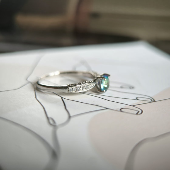 Серебряное кольцо с мистик топазом 0.979ct, фианитами