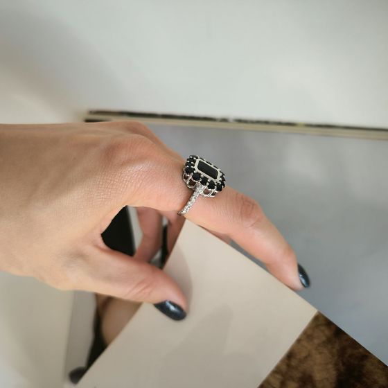 Серебряное кольцо с сапфиром 5.82ct, фианитами