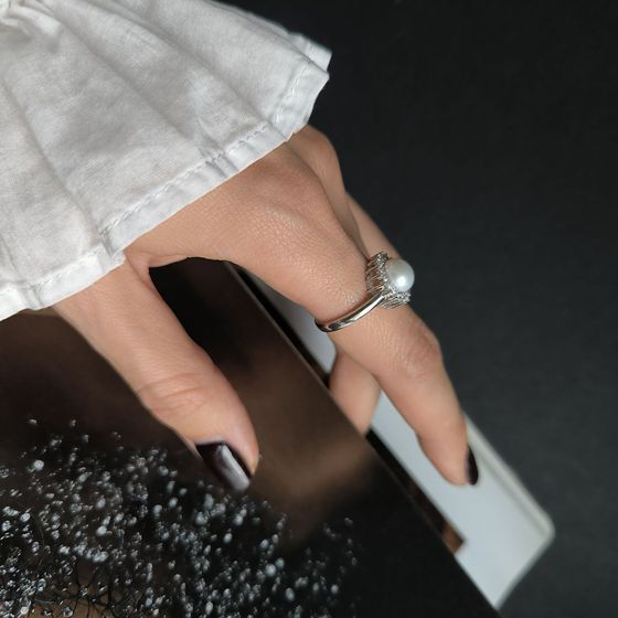 Серебряное кольцо с жемчугом, фианитами